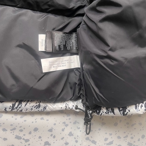 The North Face Blue and Black Puffer Jacket - Picture 10 of 13